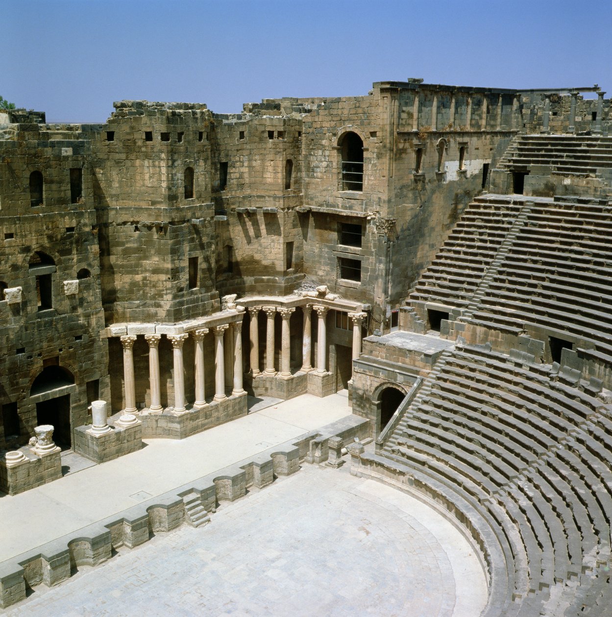 Teatro romano en Bosra (Busra), Siria, antigua capital de la provincia de Arabia, c. siglo V de Roman