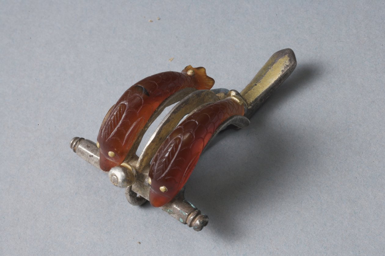 Fíbula con delfines (cornalina, oro y plata) de Roman Imperial Period