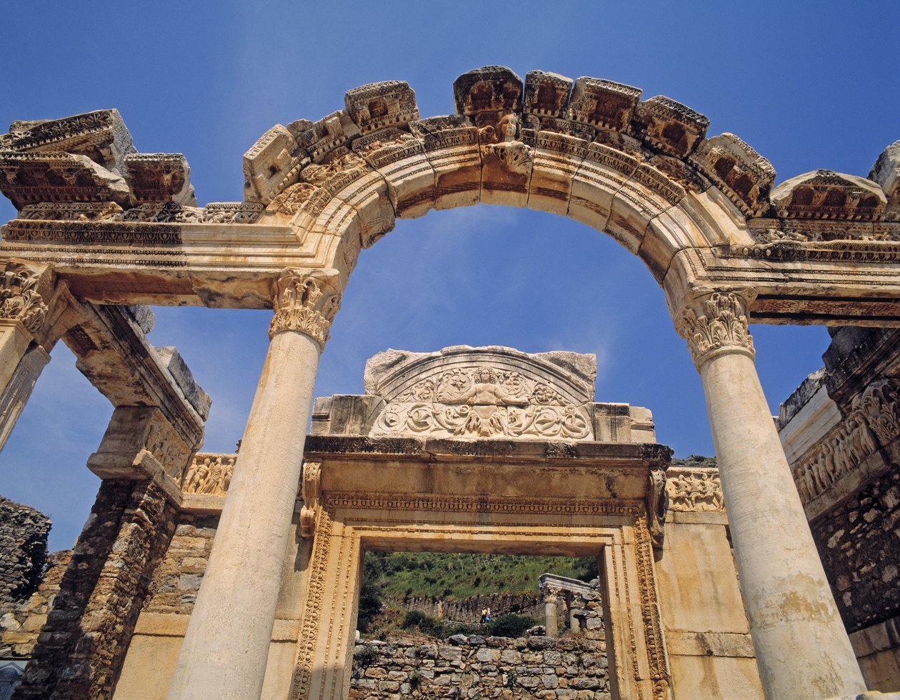 Fachada del Templo de Adriano de Roman