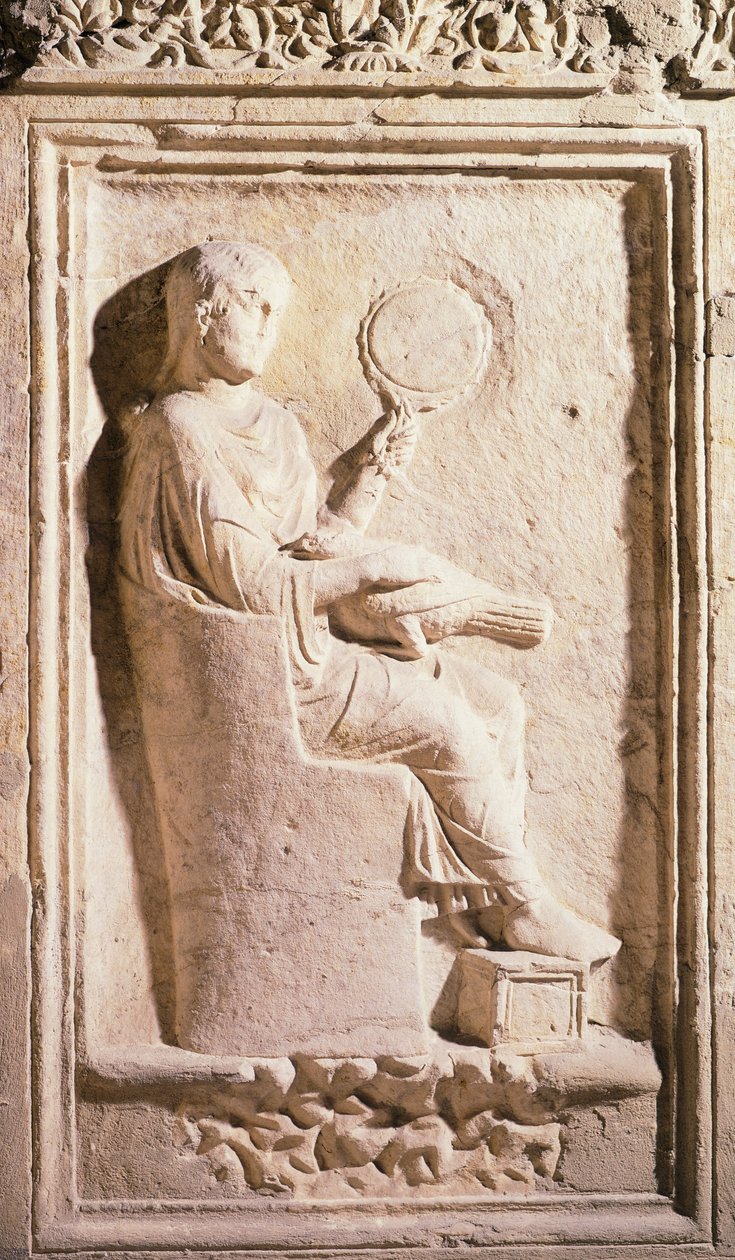 Relieve que representa a una dama romana con espejo de Roman