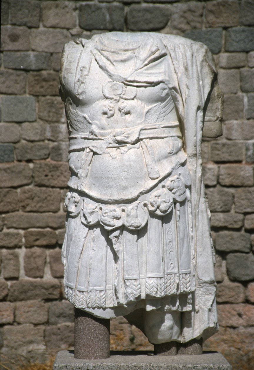 Restos de una estatua del emperador Adriano de Roman