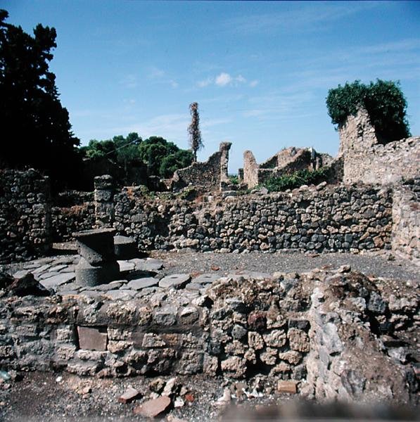 Vista de casas en ruinas de Roman