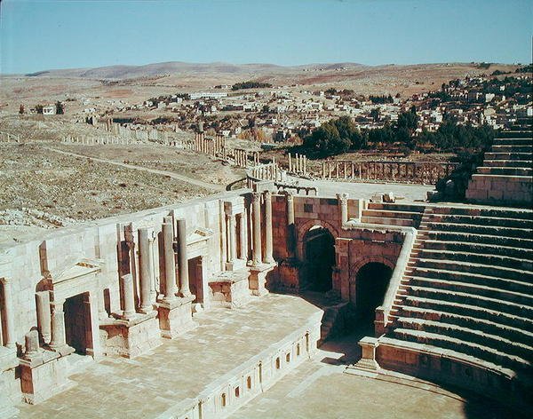 Vista del Teatro Sur, construido c.90 d.C. de Roman