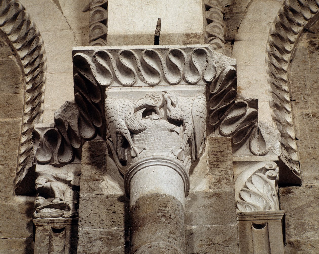 Aves comiendo peces y gusanos (capitel tallado) de Romanesque