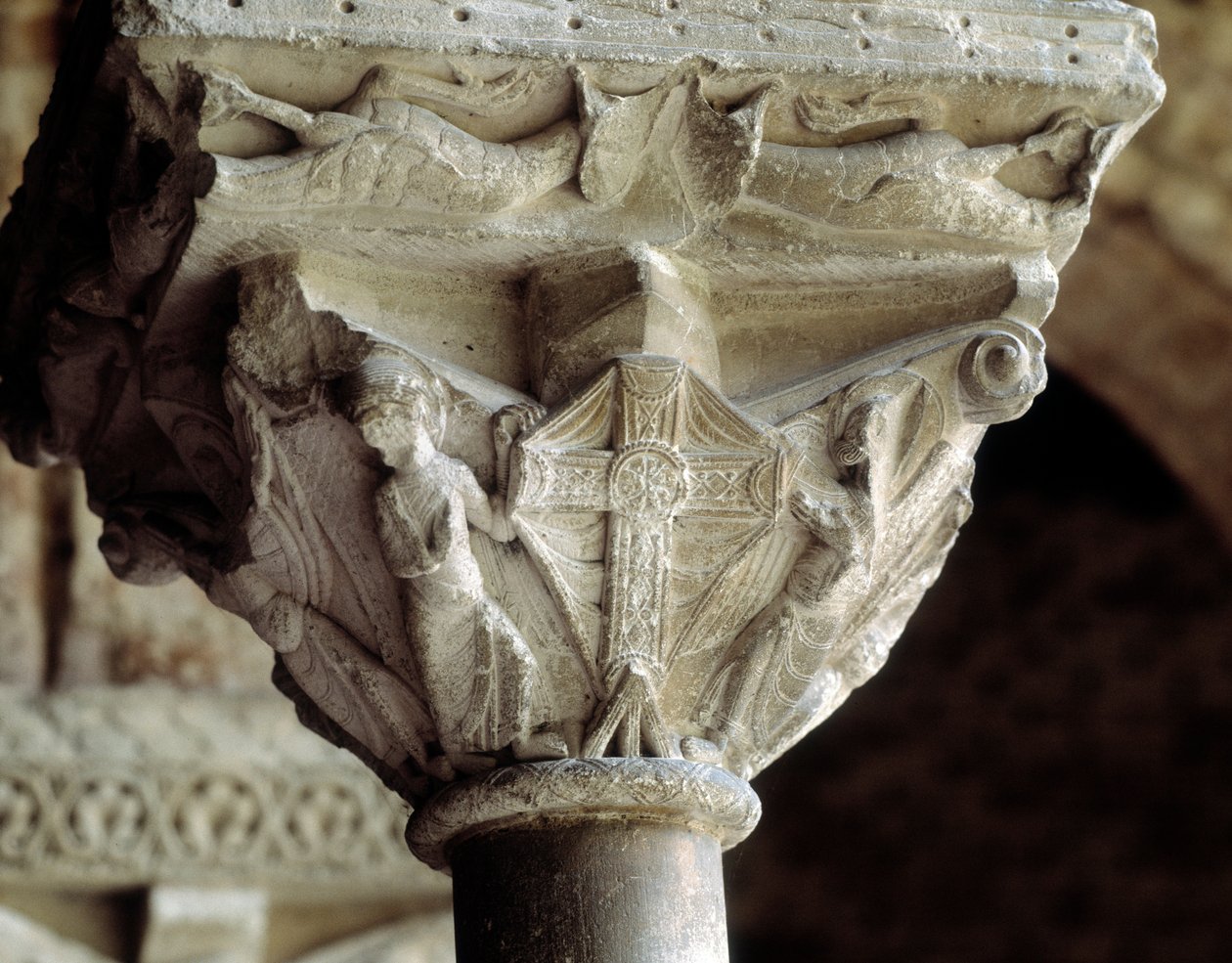 Capitel que representa la gloriosa cruz (escultura) de Romanesque