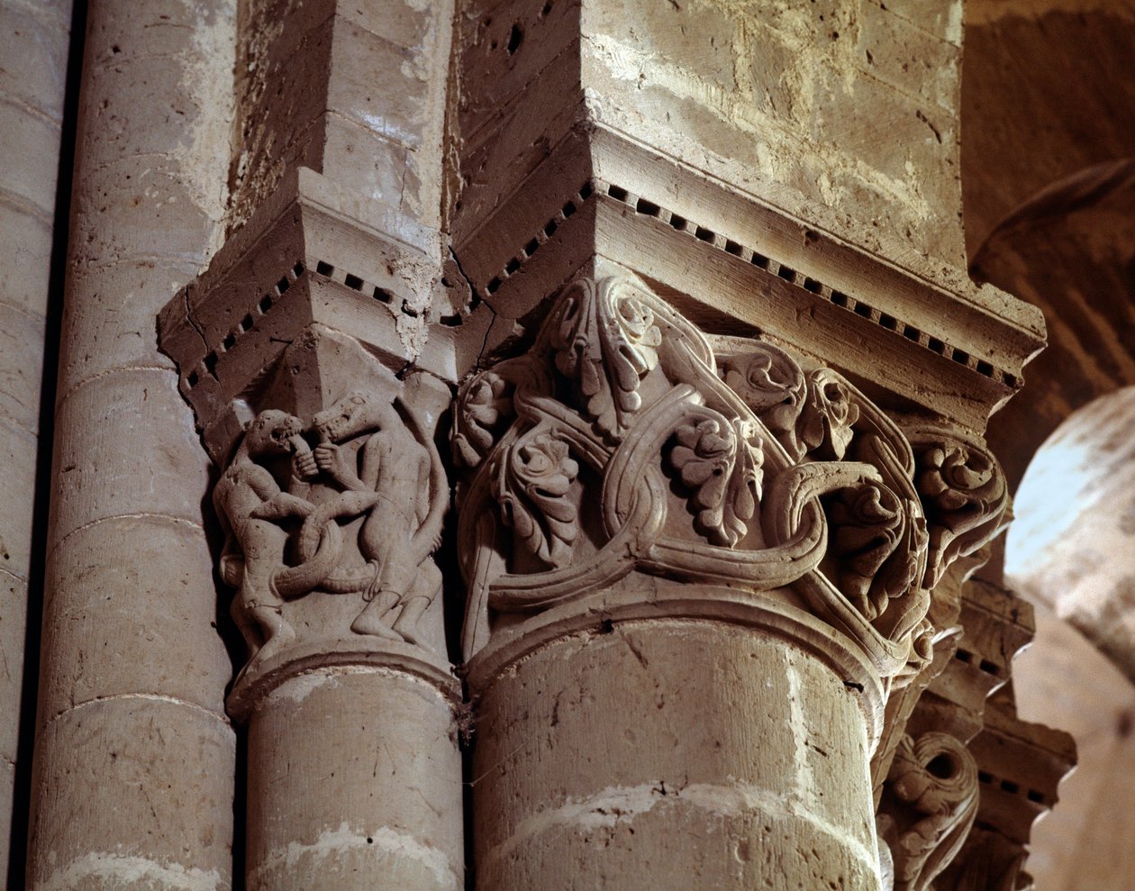 Capitel tallado de la nave de Romanesque