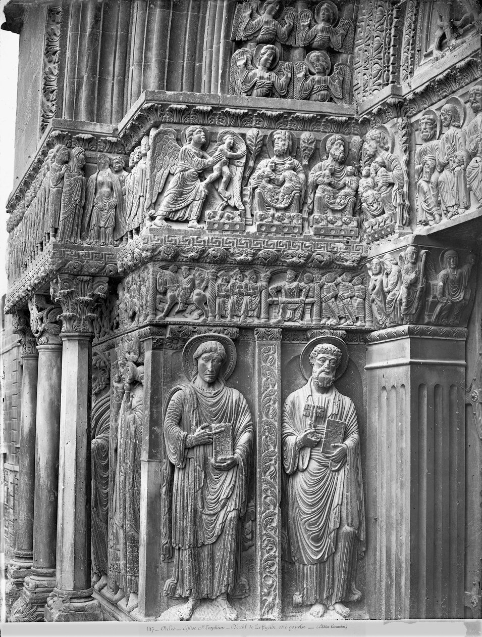 Lado izquierdo del portal de la iglesia de Romanesque