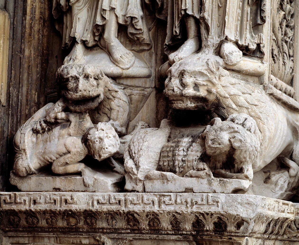 Monstruos. Soporte tallado de una columna de Romanesque