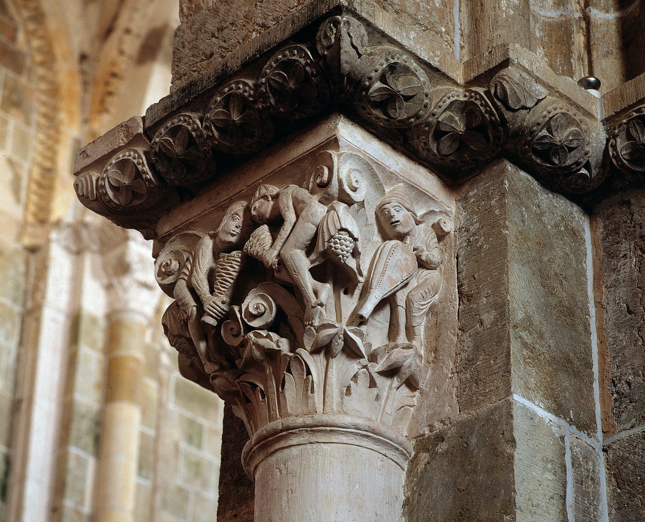 Representación de los Vientos (capitel tallado) de Romanesque