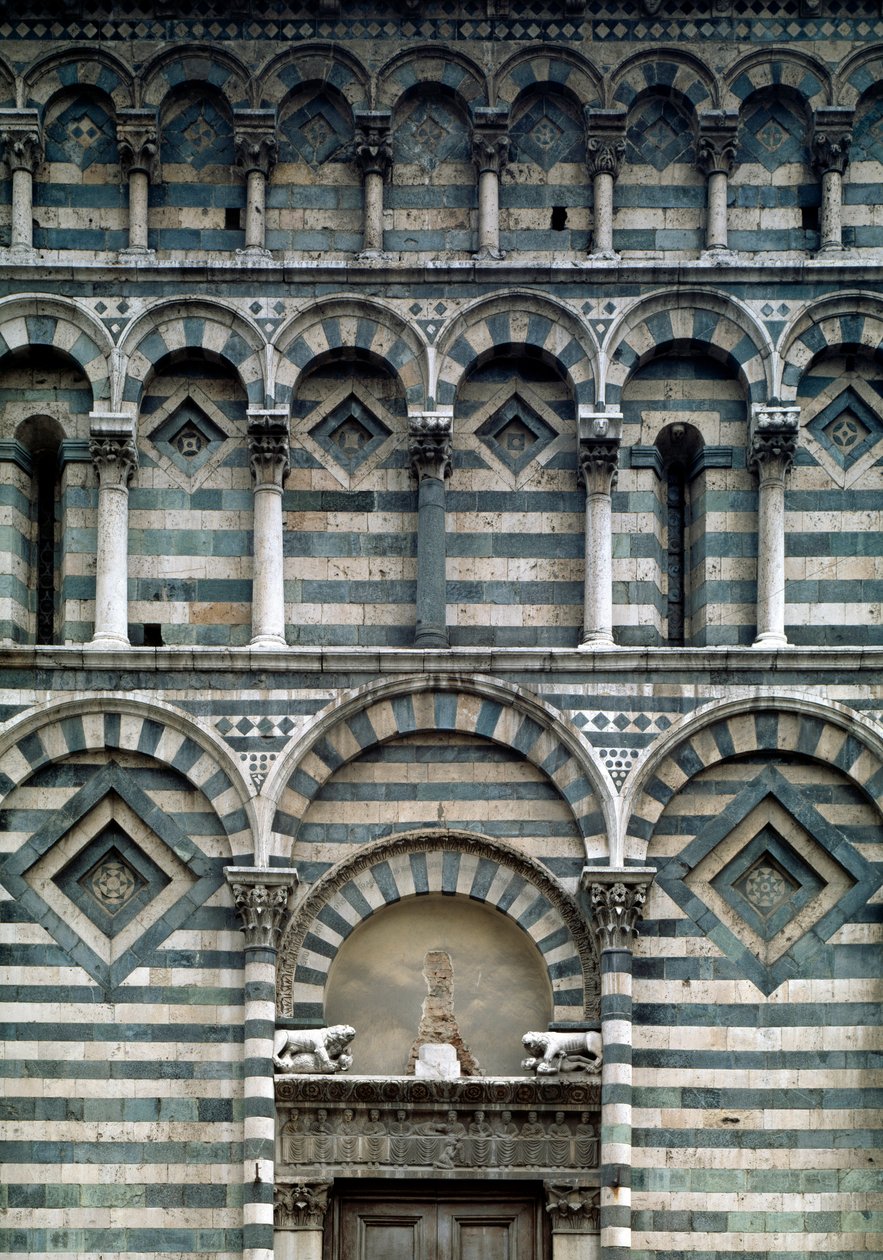 Arte románico: detalle de la fachada policromada de Romanesque