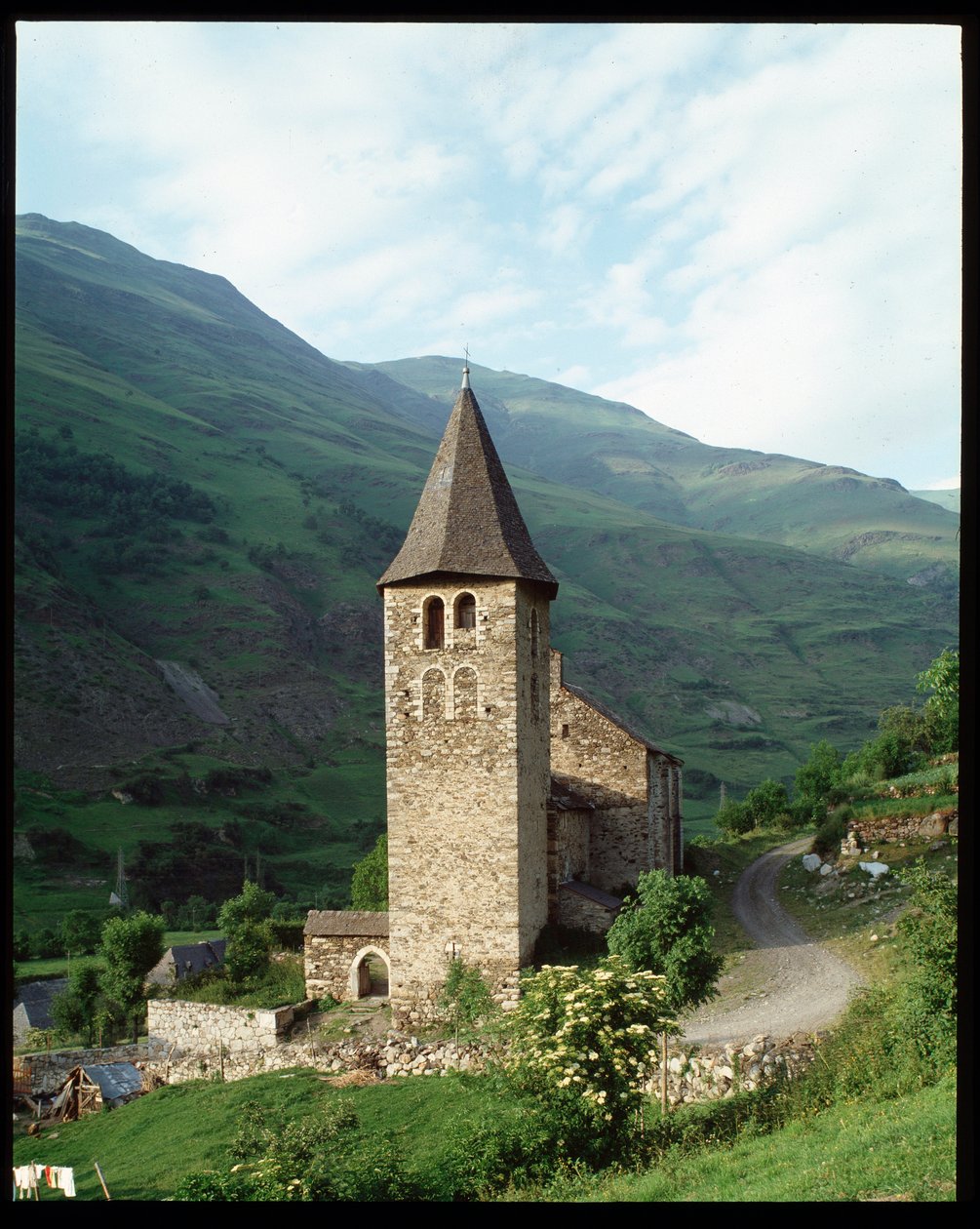 Vista de la iglesia de Romanesque