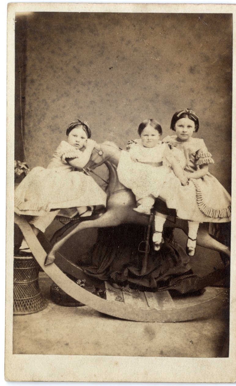 Tres niñas en caballo de balancín, 1860s de Ross and Thompson after Ross and Thompson after