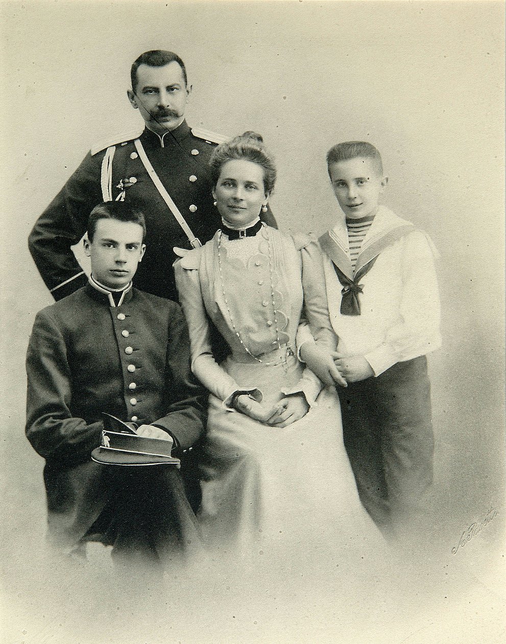 Retrato familiar de la Princesa Zenaida Yusupova, el Conde Félix Sumarokov-Elston y sus hijos Nikolai y Félix, del estudio de A. Pasetti de Russian Photographer