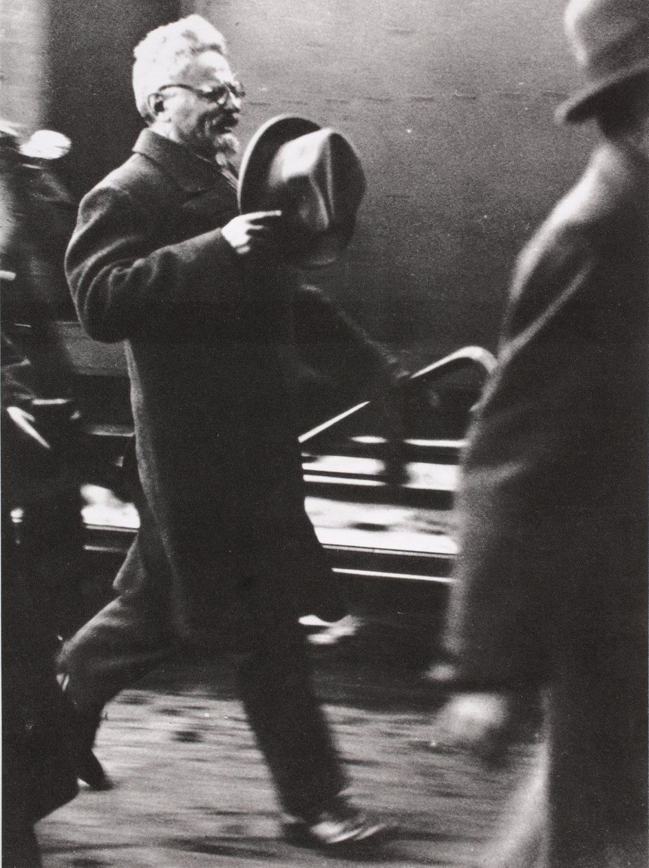 Trotsky llega a París de Russian Photographer