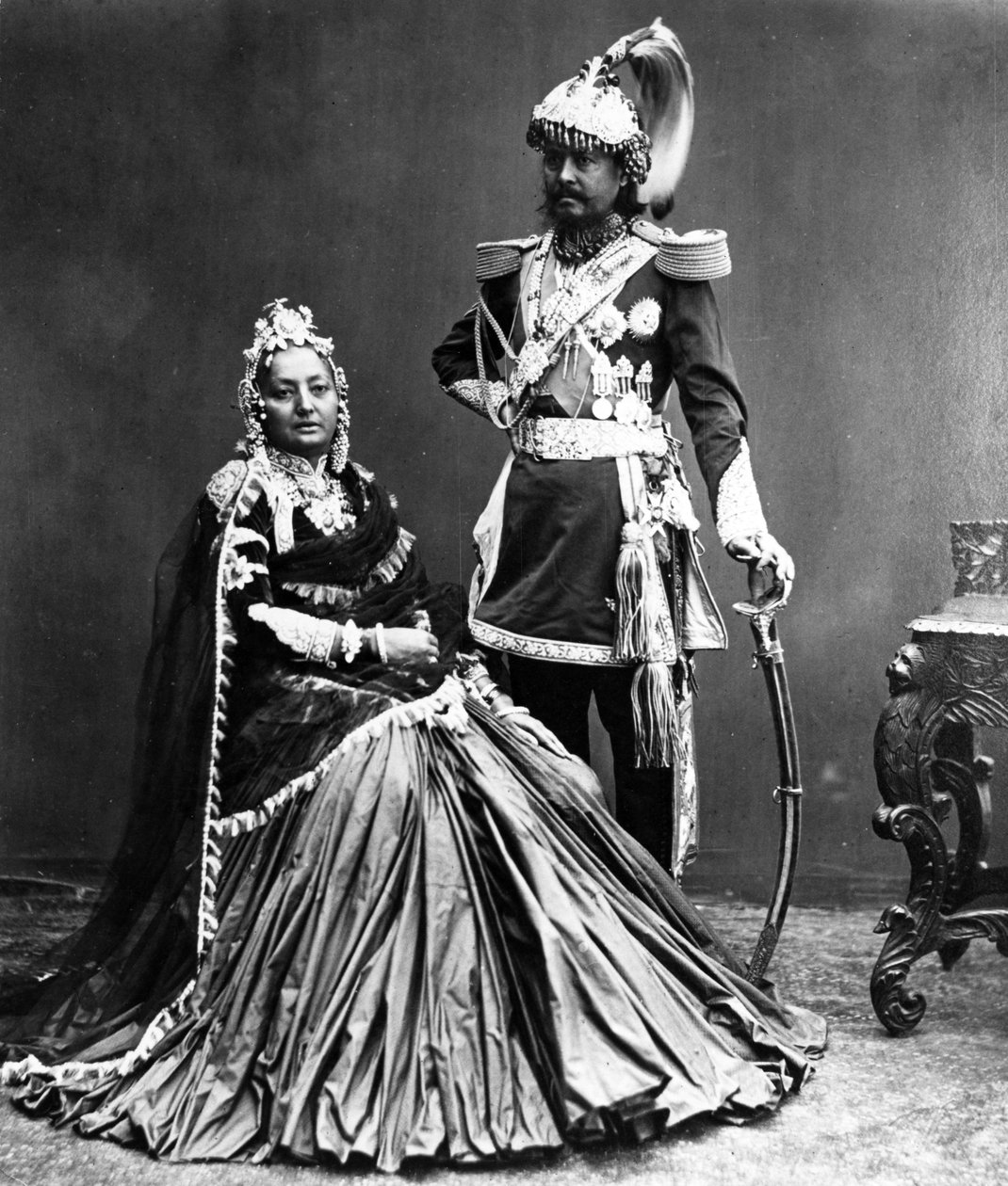 Maharajá de Nepal y su esposa, c.1870s de S. and Shepherd, C. Bourne