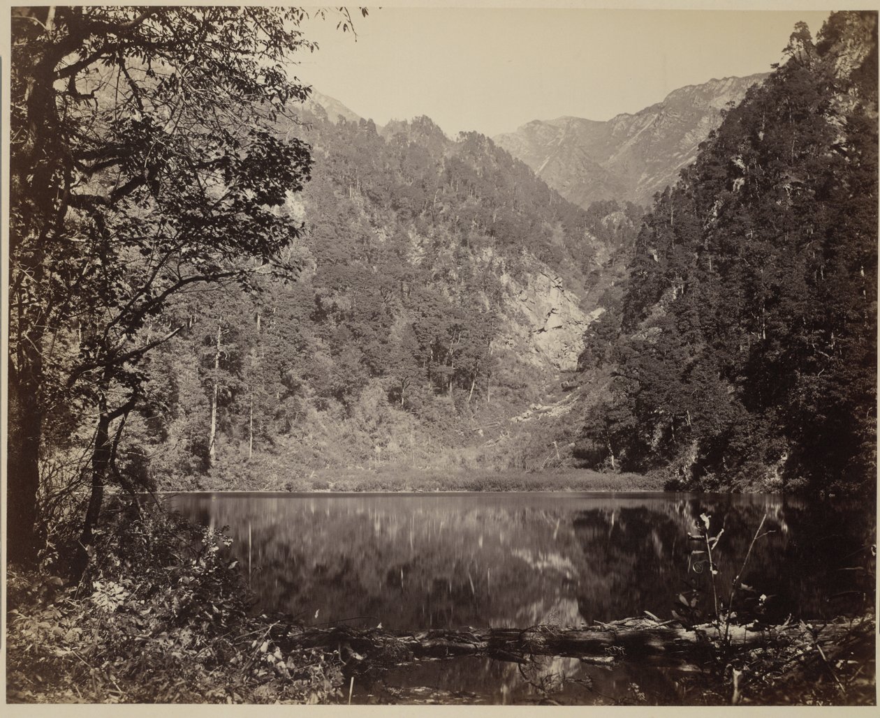 Pequeño lago en las montañas de Samuel Bourne