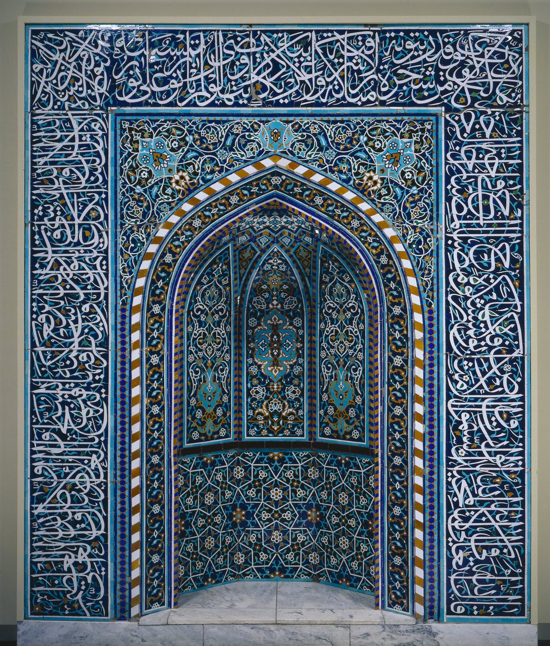 Nicho de oración (mihrab), principios del siglo XVII (mosaico cerámico) de School Iranian