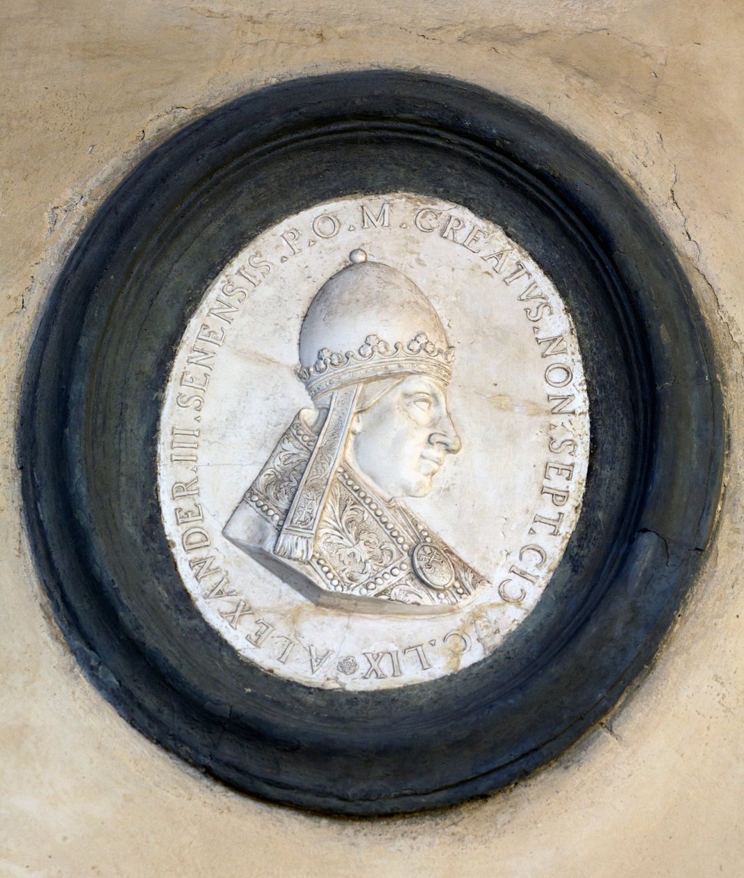 Medallón en bajorrelieve del Papa Alejandro III de School Italian