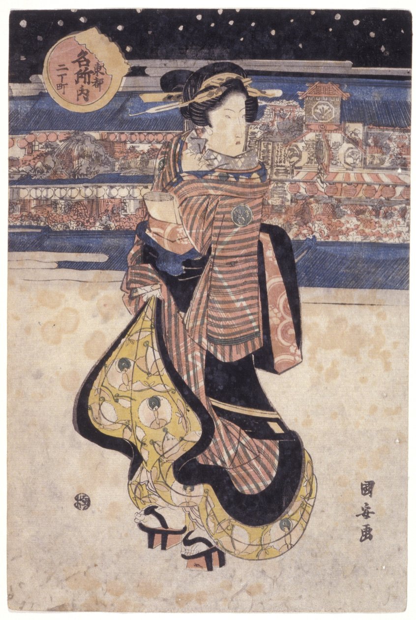 Mujer de pie en la calle de School Japanese
