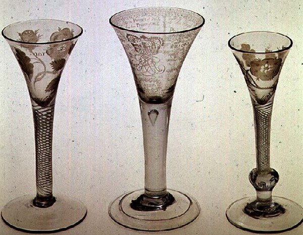 Cristalería Jacobita: de izquierda a derecha: copa de vino con cuenco de trompeta, 1745; copa Amen, James VIII de Escocia, 1725; copa de vino con cuenco de trompeta, 1750 de Scottish School