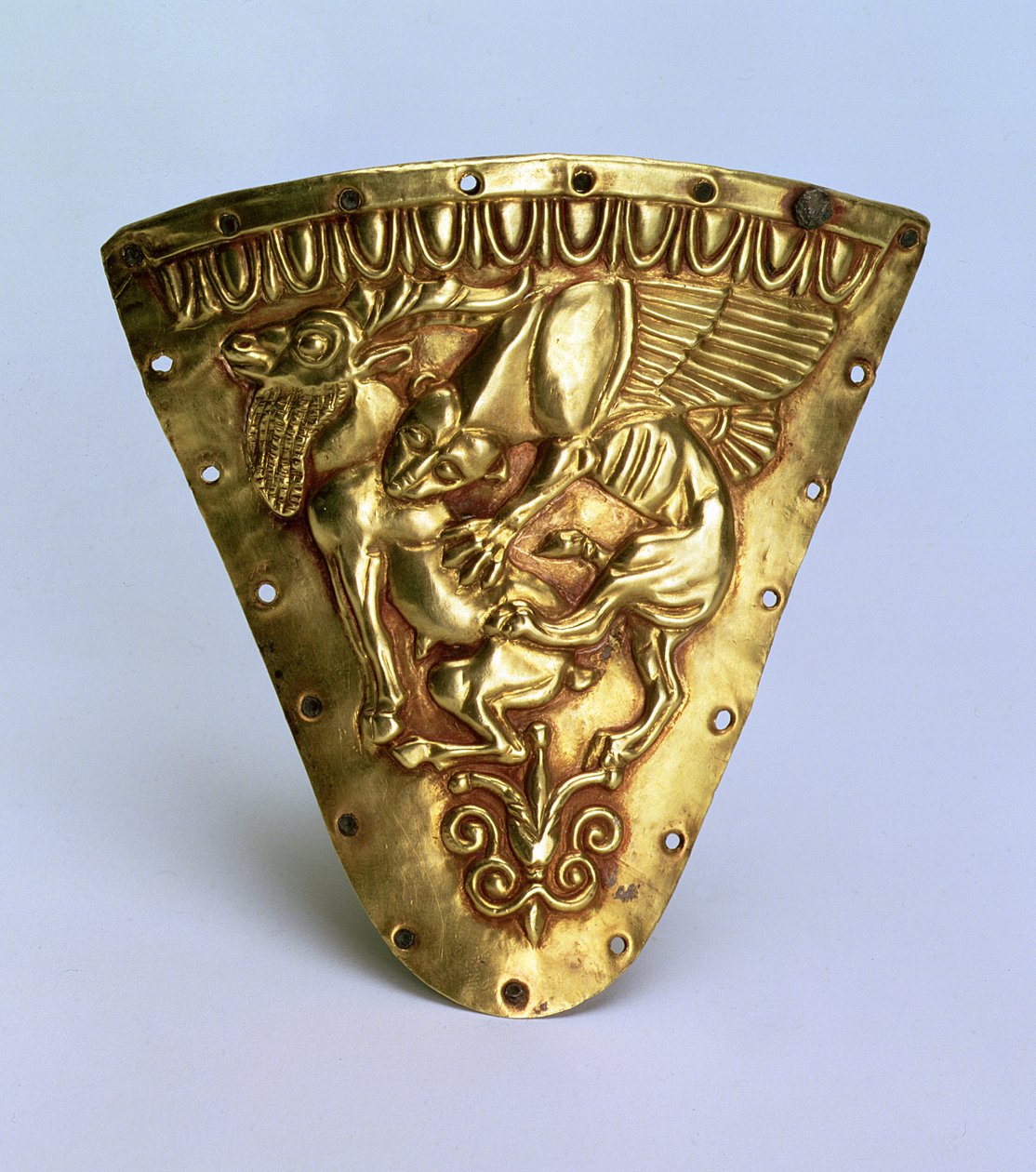 Ritón (vasija ritual en forma de cuerno) ornamentado con un relieve de una criatura alada fabulosa atacando a una cabra, estilo greco-oriental, del Reino del Bósforo, mediados del siglo V a.C. de Scythian