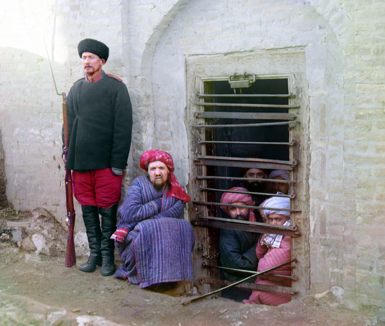 Prisión de Zindan, con reclusos y un guardia con rifle ruso, uniforme y botas, Asia Central, Imperio Ruso, entre 1905 y 1915 de Sergey Prokudin Gorsky