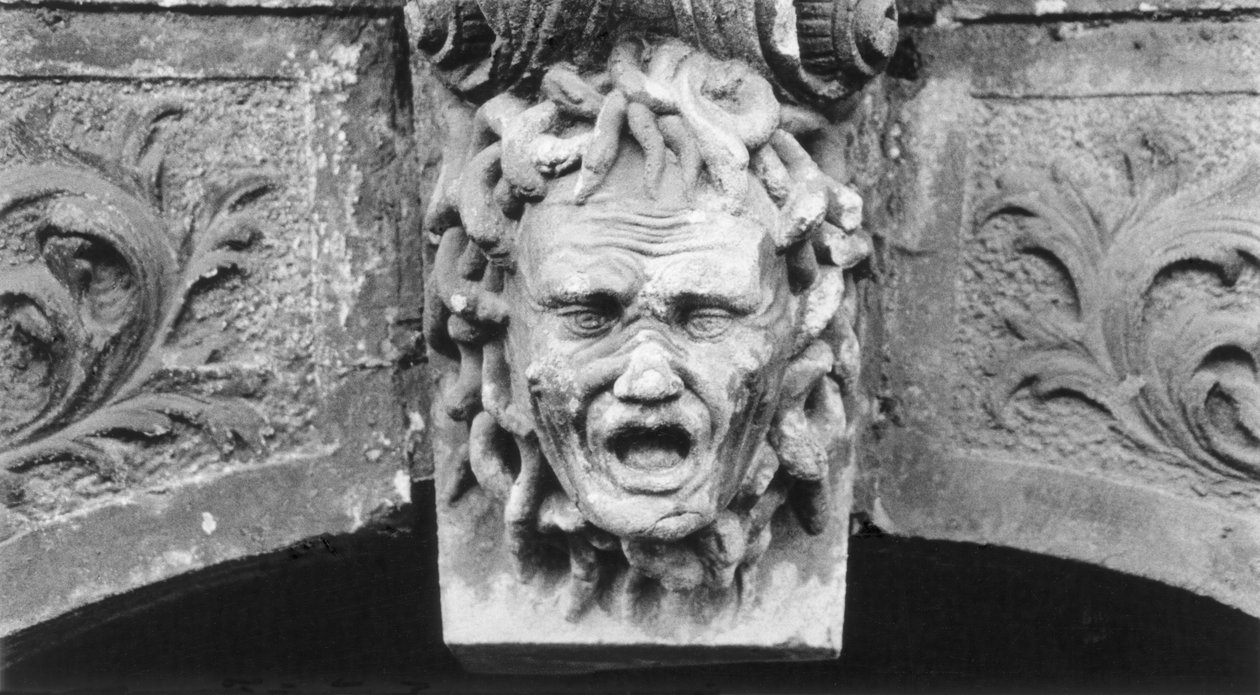 Cabeza esculpida, Schloss Hainewalde, Sajonia, Alemania de Simon Marsden