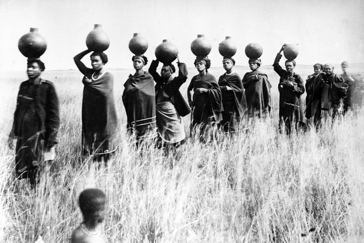 Trayendo el jyuala a la ciudad, c.1895 de South African Photographer
