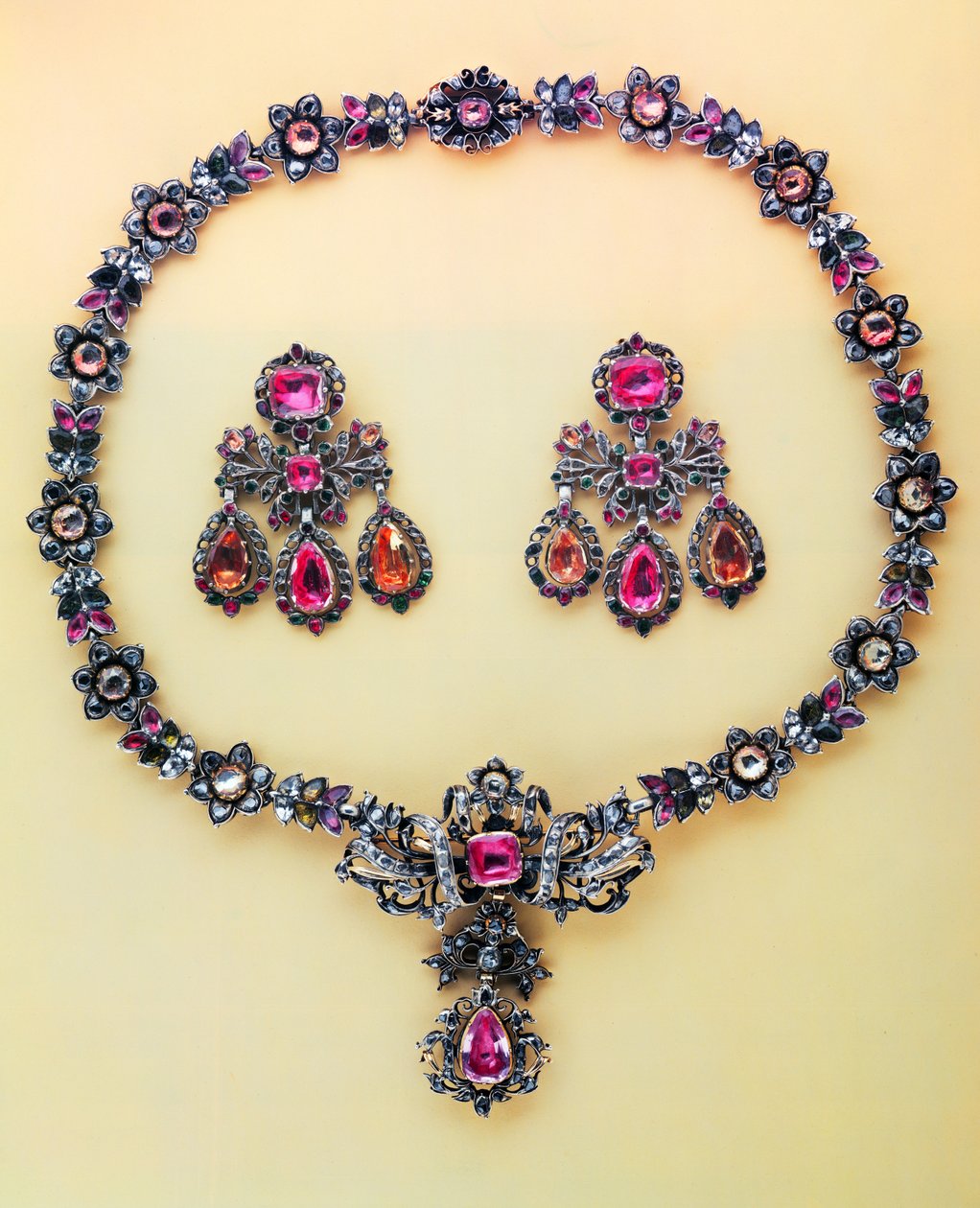 Collar de topacios de diferentes colores y diamantes rosa, español, siglo XVIII de Spanish School