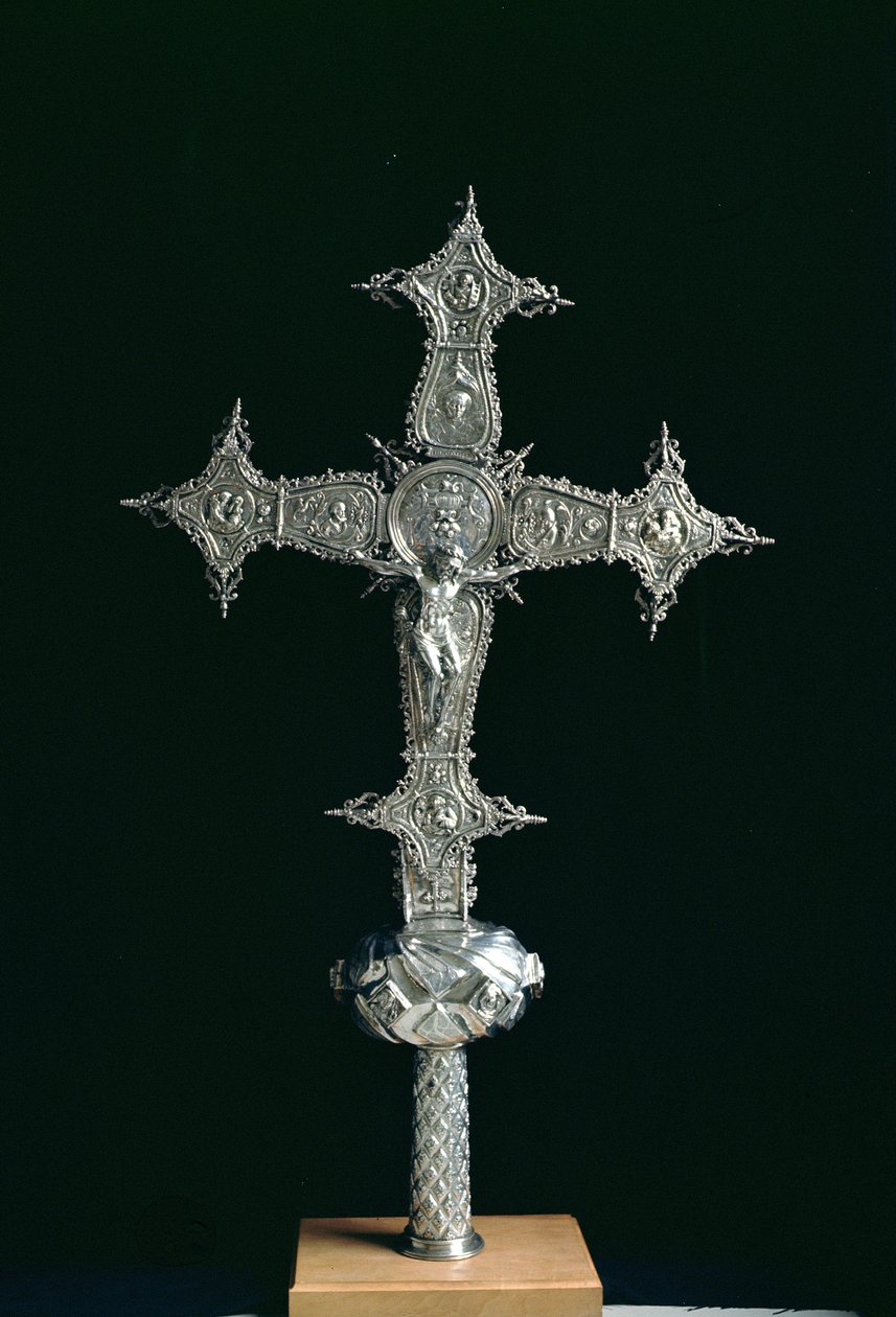 Cruz procesional, marcada NOE M.Guenca, c.1575-1600 (plata parcialmente dorada sobre una base de madera) de Spanish School