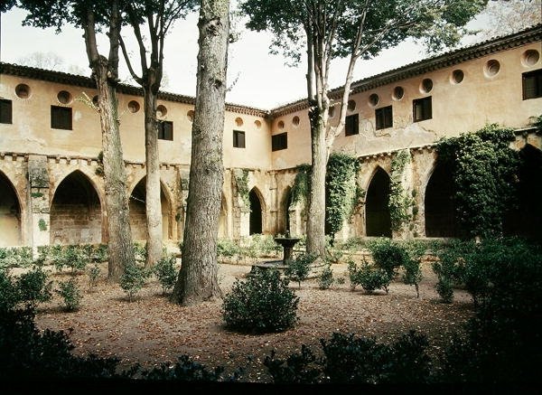 Vista del claustro del monasterio, fundado en 1194 y trasladado a su ubicación actual en 1218 de Spanish School