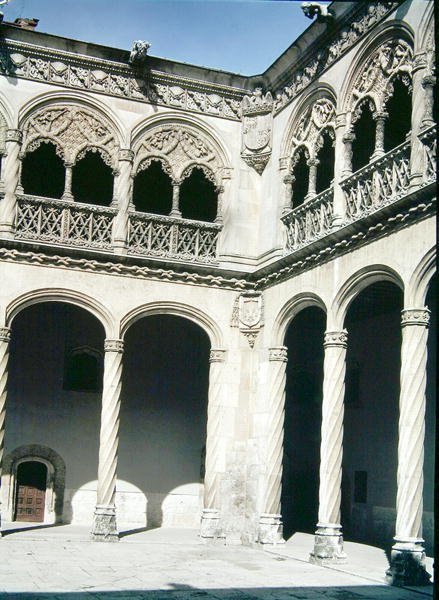 Detalle de los arcos de la logia de Spanish School