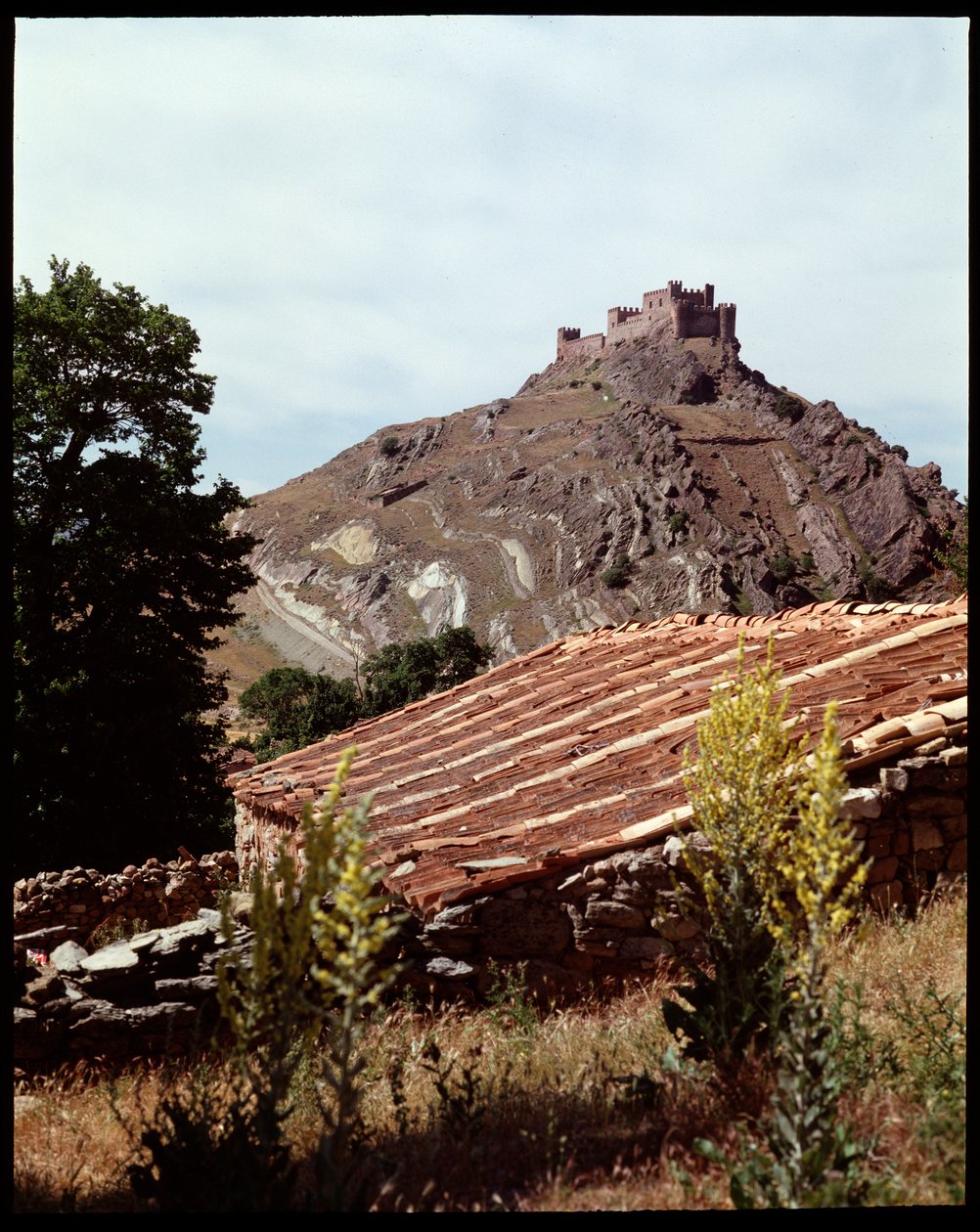 Vista del castillo, siglos IX-XII de Spanish School