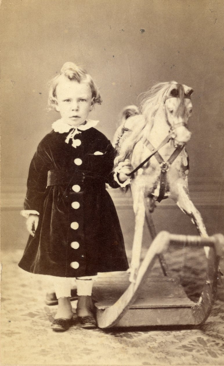 Niña de pie junto a un caballo de balancín, 1870s de T. Duryea