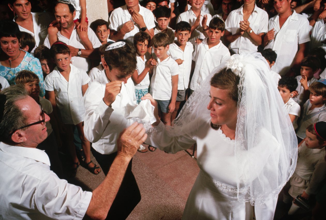 Kibutzniks bailando alrededor de los novios de Ted Spiegel