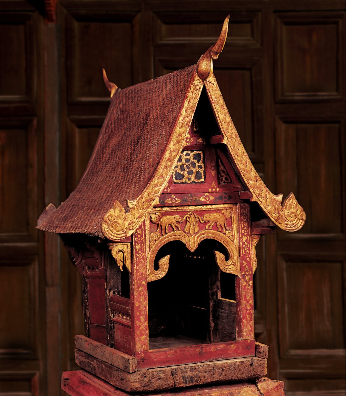 Modelo de un templo Lanna (madera) de Thai School