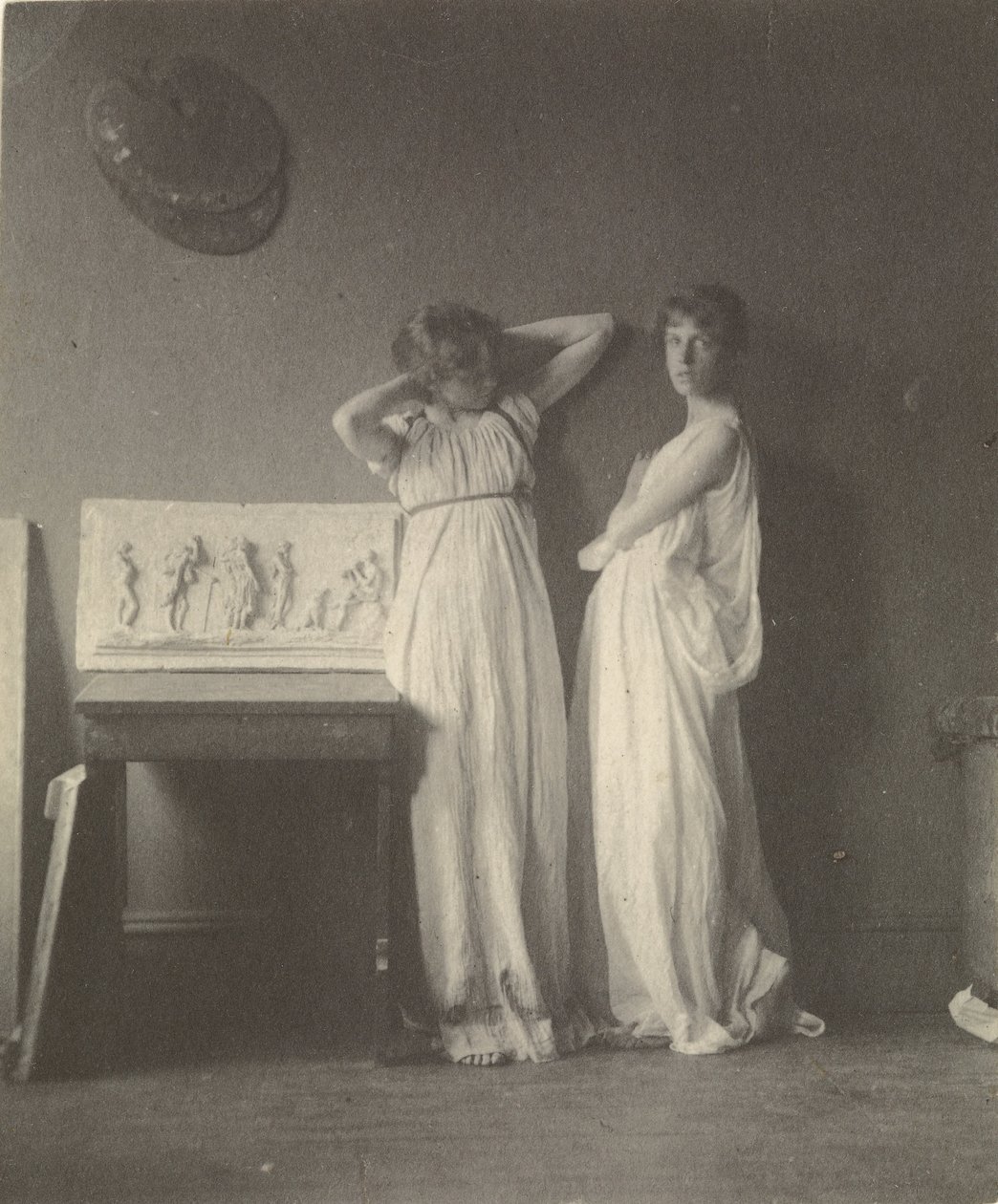 (Dos modelos femeninas en traje clásico con escultura de Eakins Arcadia) de Thomas Eakins