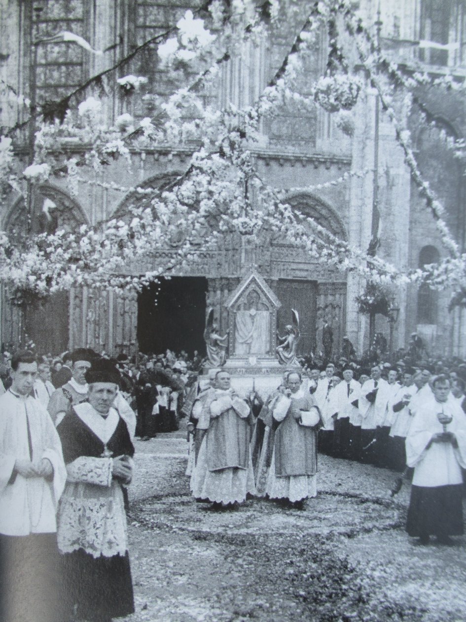 Procesión del Velo de la Virgen frente al portal real de la catedral de Notre-Dame de Chartres de Thomon
