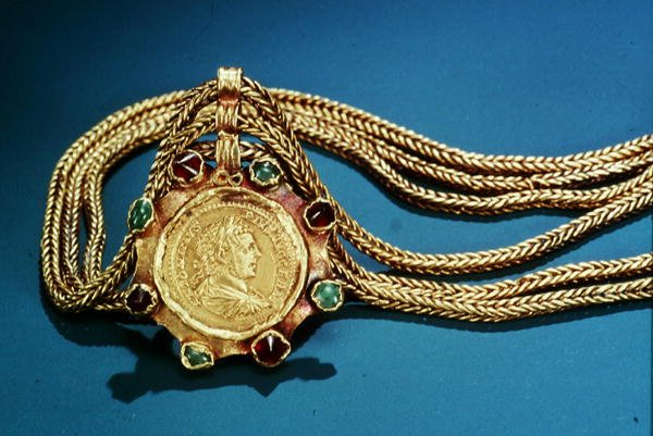 Moneda del reinado de Caracalla montada en un colgante de Thracian