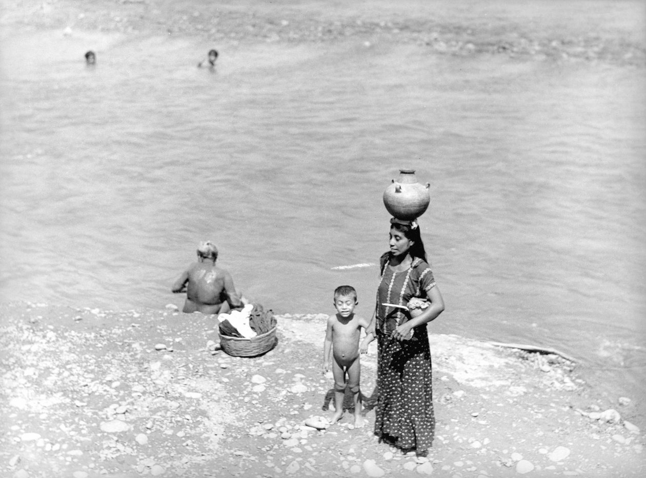 Lavando en el río cerca de Tehuantepec, México, 1929 de Tina Modotti