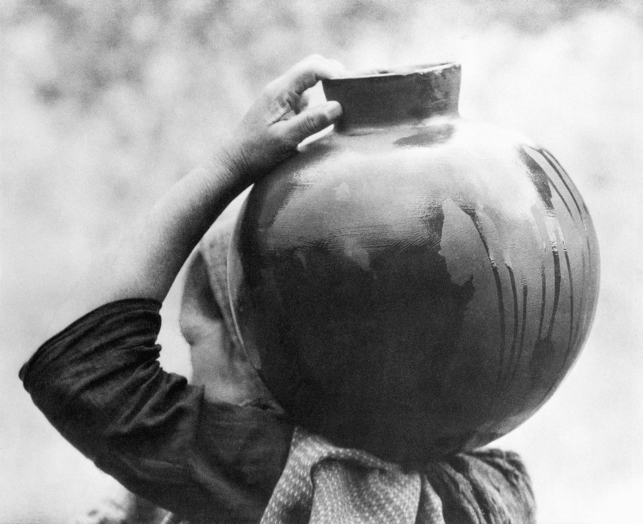 Mujer con Olla, México, c.1927 de Tina Modotti