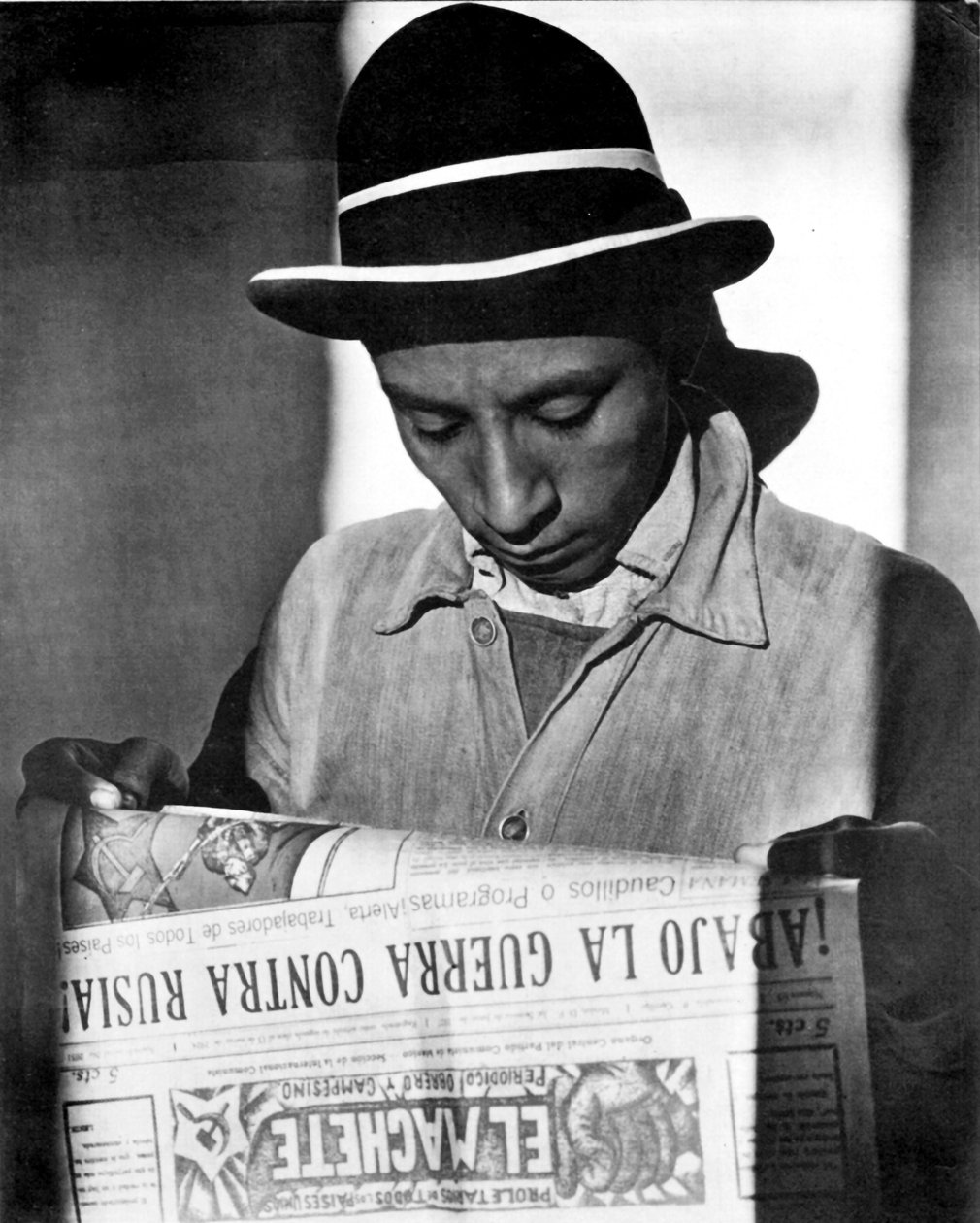 Trabajador leyendo El Machete, Ciudad de México, 1925 de Tina Modotti