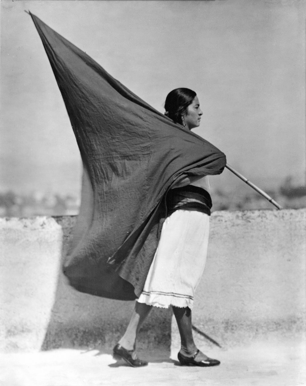 Mujer con Bandera, Ciudad de México, 1928 de Tina Modotti