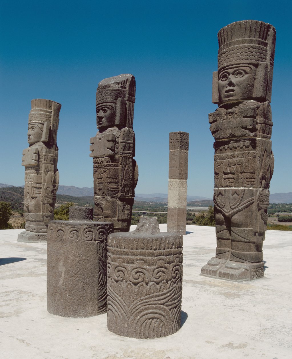 Las columnas atlantes en la cima de la Pirámide B, precolombino de Toltec