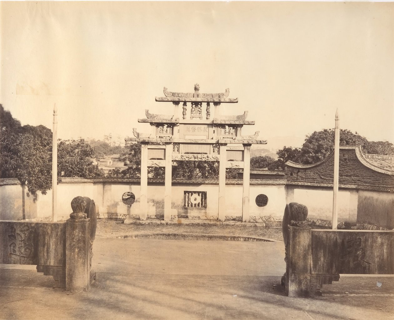 Arco Triunfal, Foochow, ca. 1869 de Tung Hing.