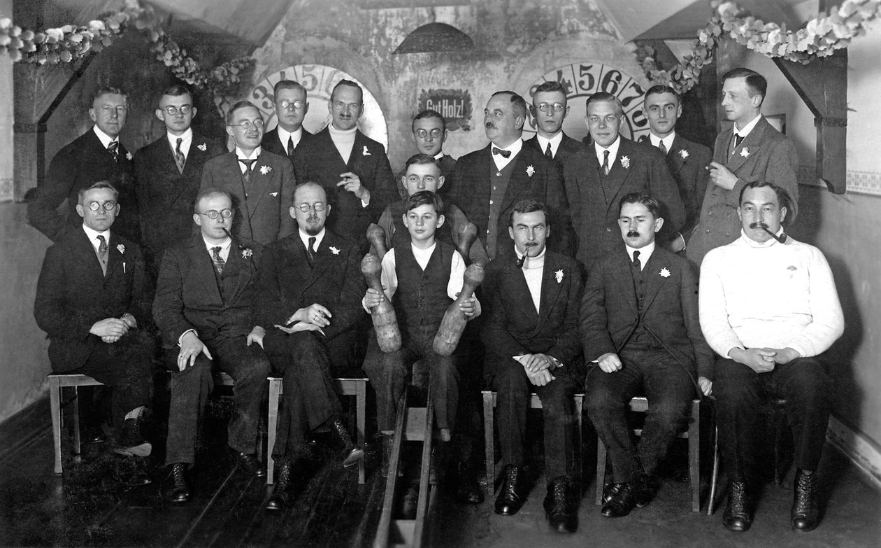 Biólogos de la BAH de la época de entreguerras a finales de 1927 jugando a los bolos con académicos de Unbekannt Unbekannt