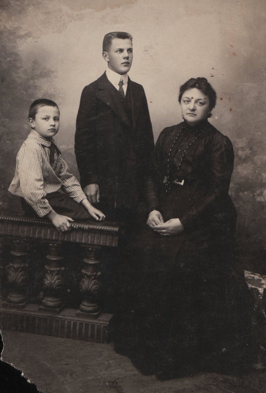 Józefa Kraszewska con sus hijos Janusz y Mieczysław de Unbekannt Unbekannt