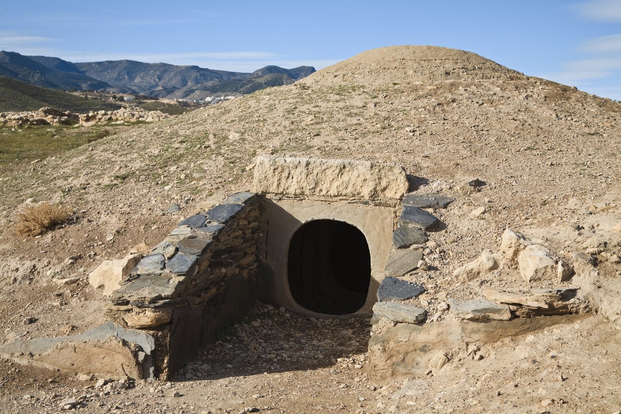 Entrada a la tumba circular reconstruida en el área de la Necrópolis, Los Millares, cerca de Santa Fe Mondujar (foto) de Unbekannt Unbekannt