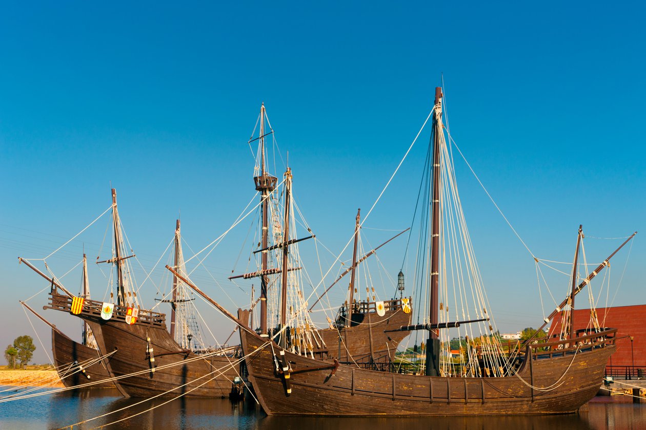 Réplicas de los barcos que Colón navegó a las Américas en El Muelle de las Carabelas, en Palos de la Frontera, Provincia de Huelva, Andalucía, sur de España de Unbekannt Unbekannt