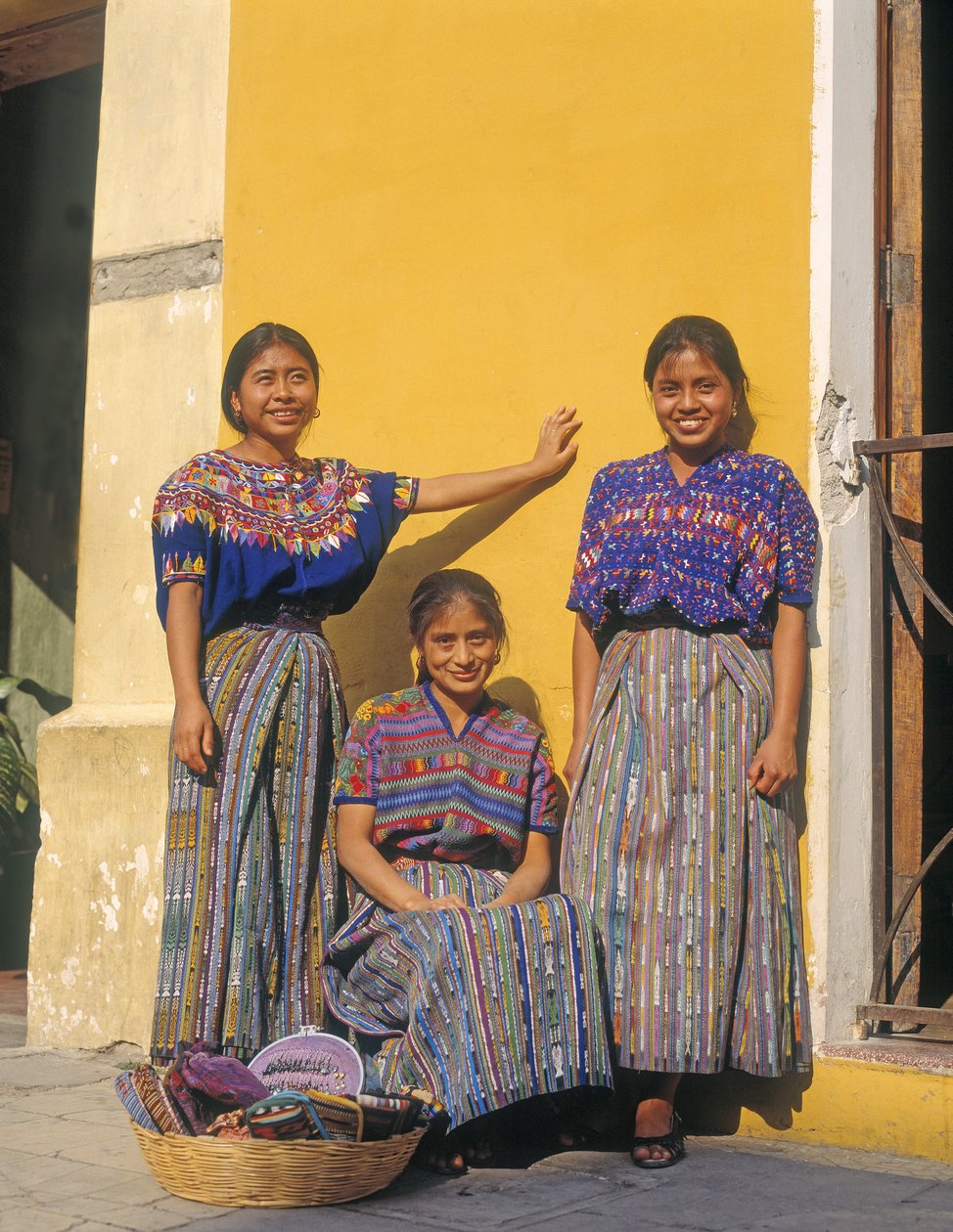 Tres damas guatemaltecas de Unbekannt Unbekannt